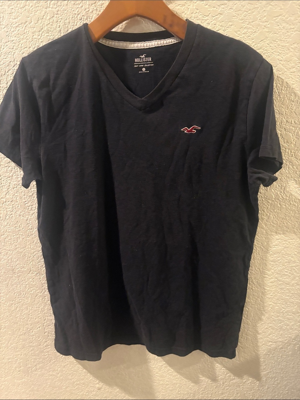 Hollister Men's V-Neck Tee in Dark Navy with Red Logo